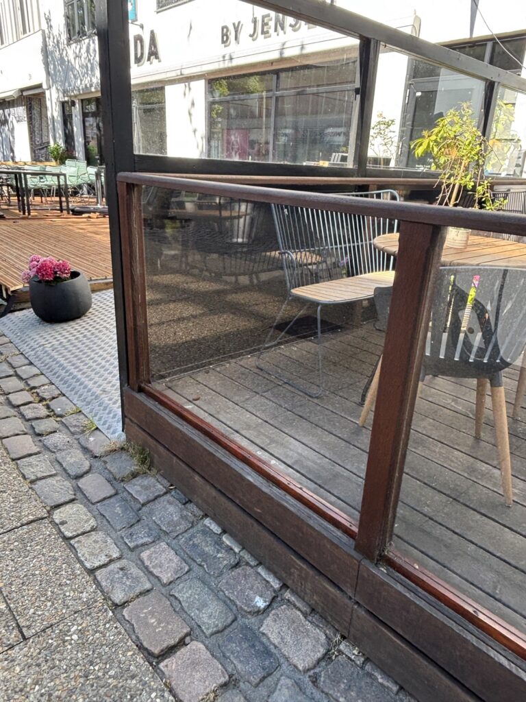 Nyt plexiglas tilskåret og monteret i eksisterende træramme hos Madbaren No. 13 i Frederikshavn